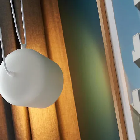 Corner-set Centre דירה שולה