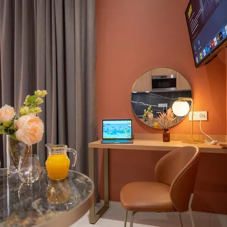 Corner-set Centre Apartment *