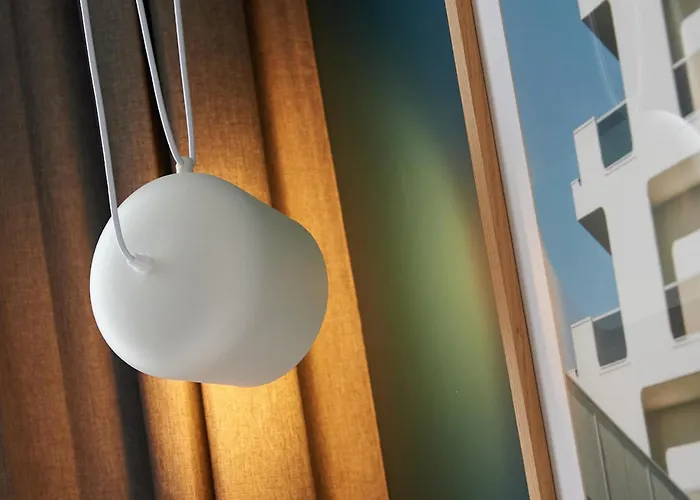 Corner-set Centre דירה שולה