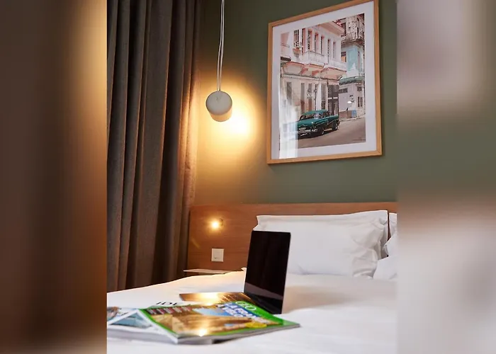 Corner-set Centre * שולה