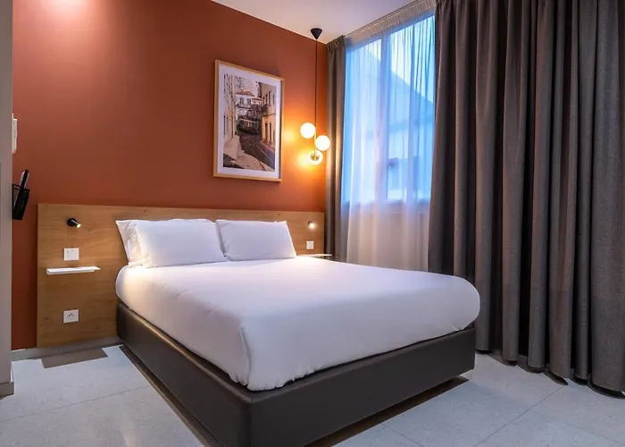 Corner-set Centre דירה שולה